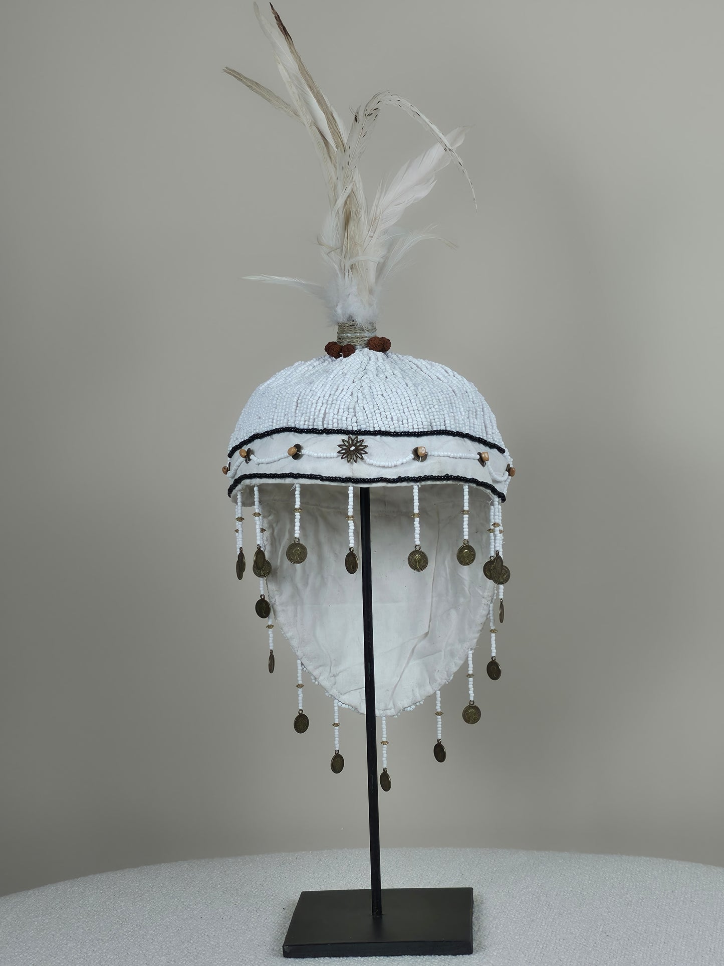 Decoratieve Helm met Kralen en Veren - Wit