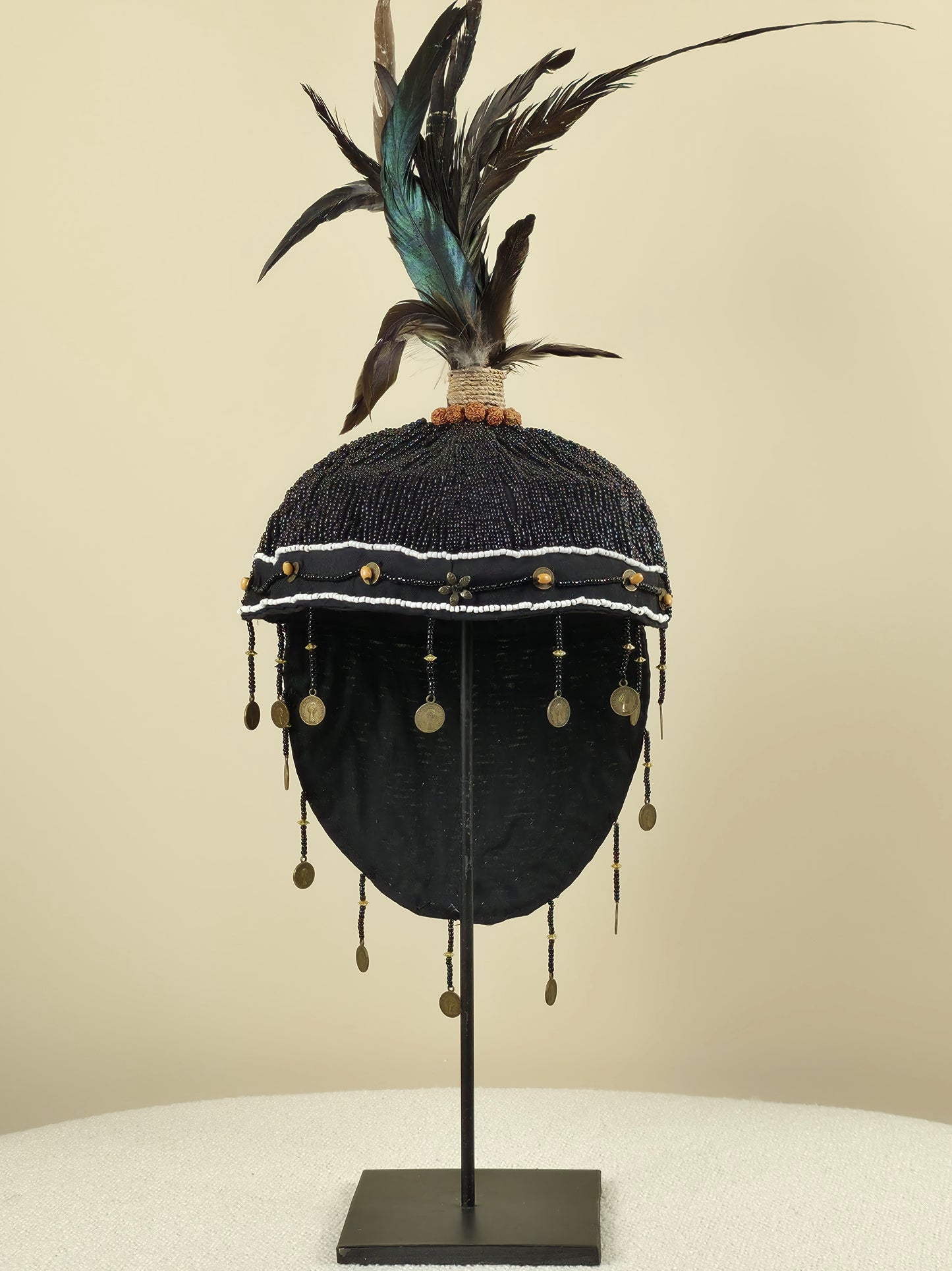 Decoratieve Helm met Kralen en Veren - Zwart
