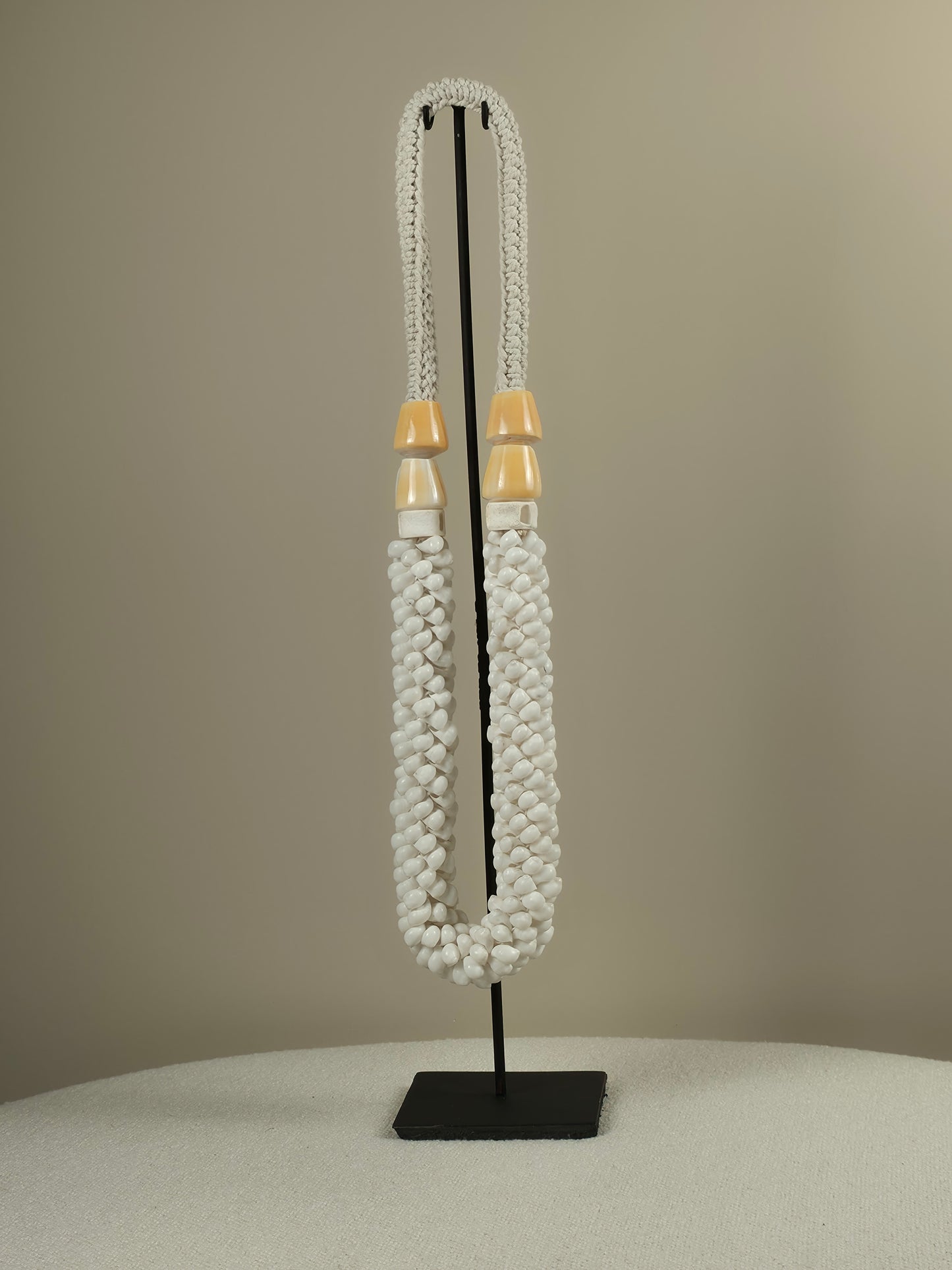 Schelpen Ketting op Standaard - Camila