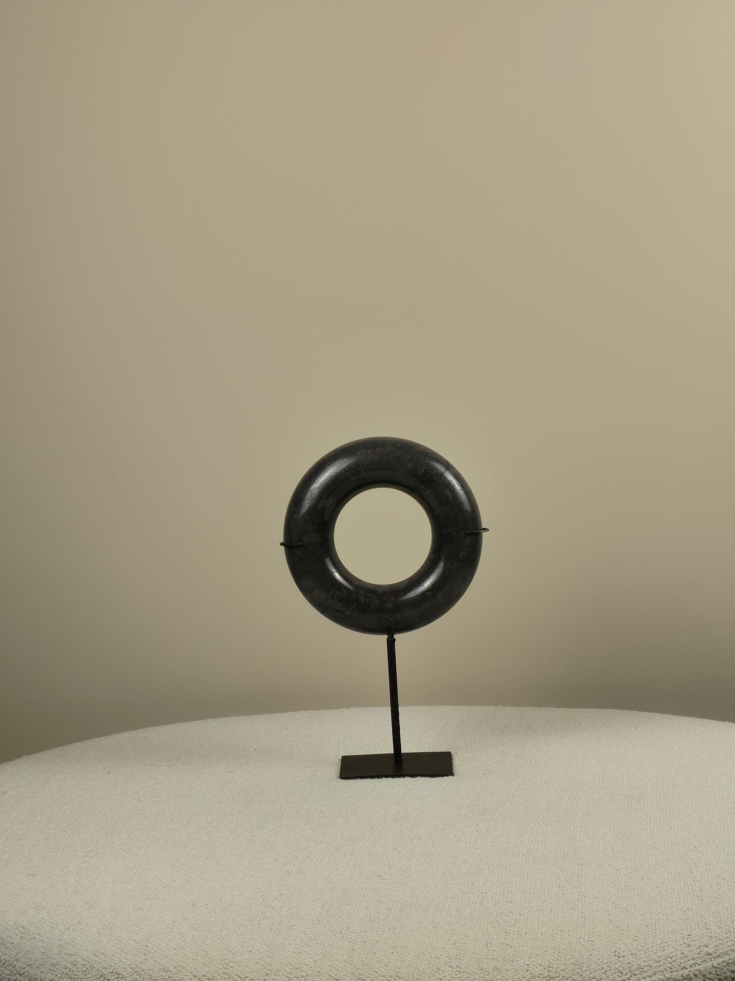 Marmeren Donut op Standaard - Melle