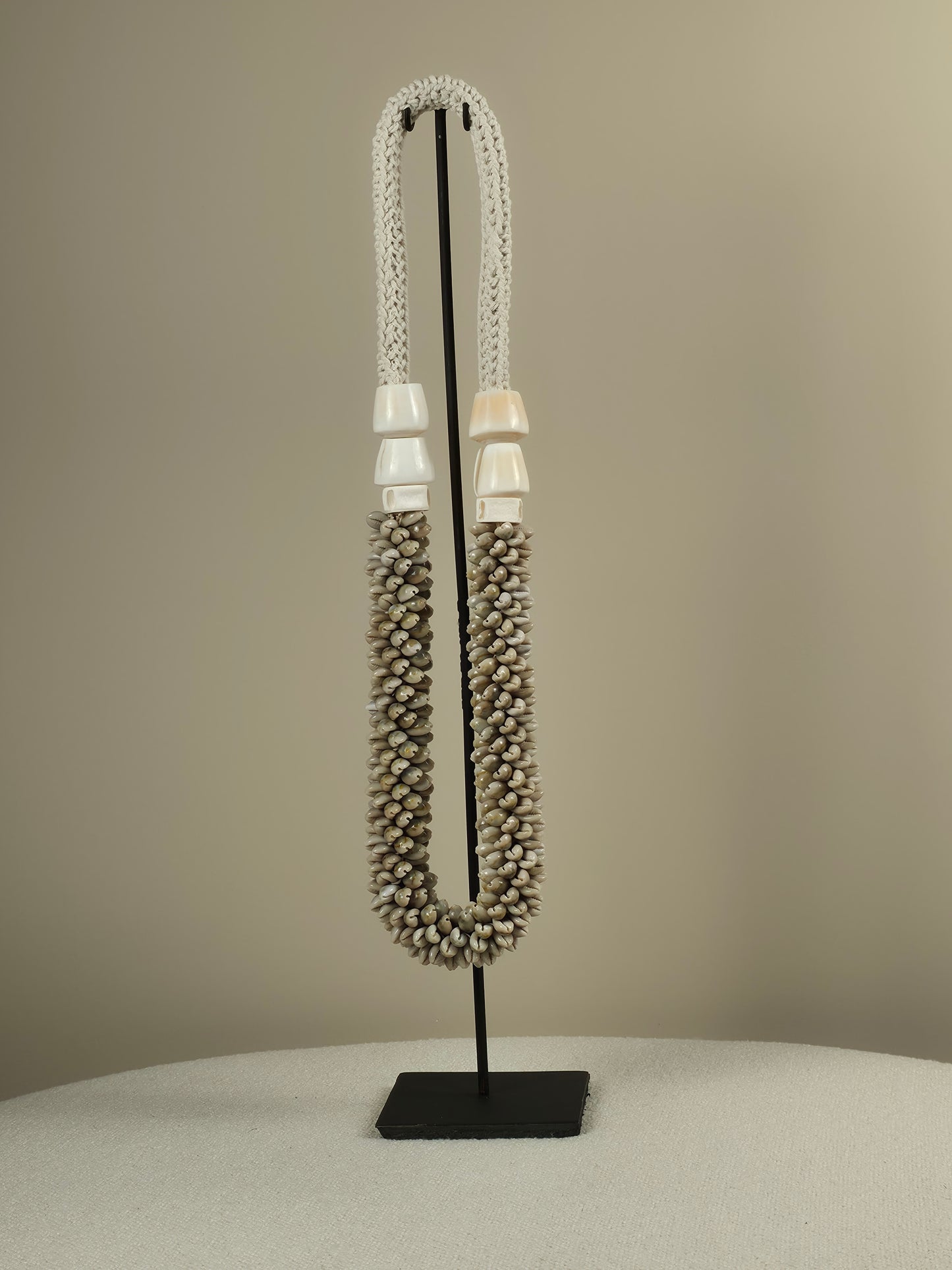 Schelpen Ketting op Standaard - Oliver