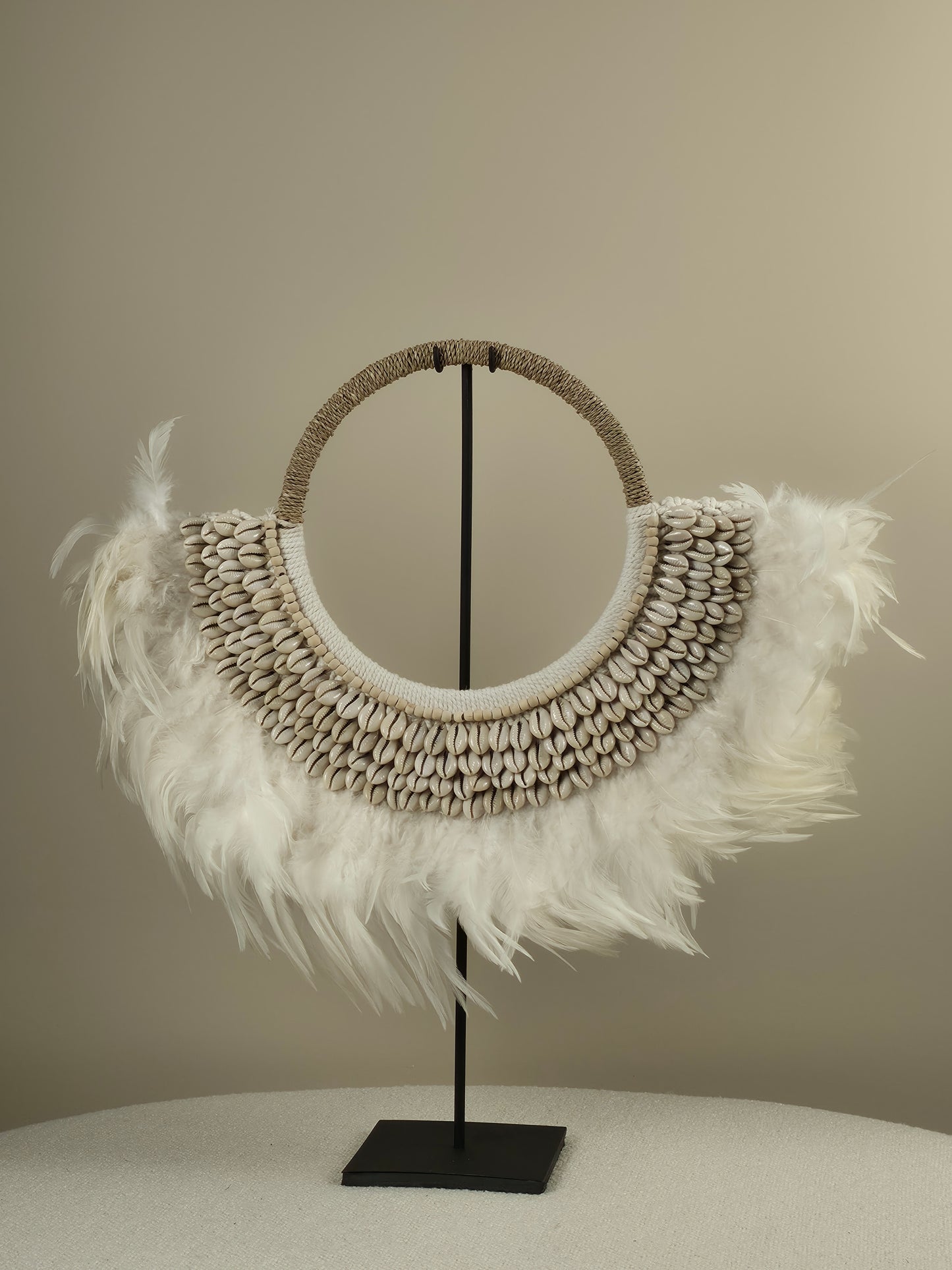 Schelpen Kraag op Standaard - Feather