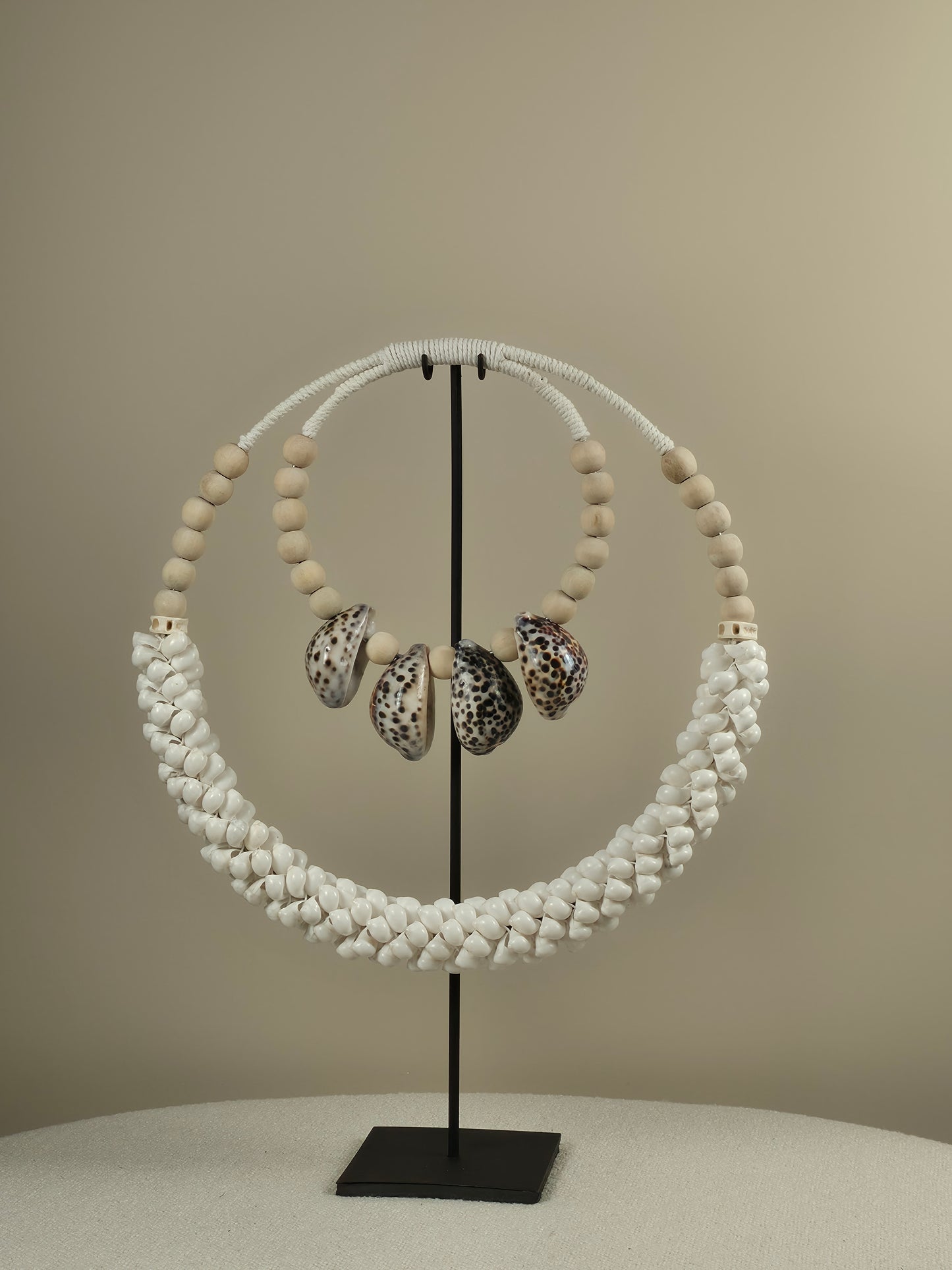Schelpen Ketting op Standaard - Joann