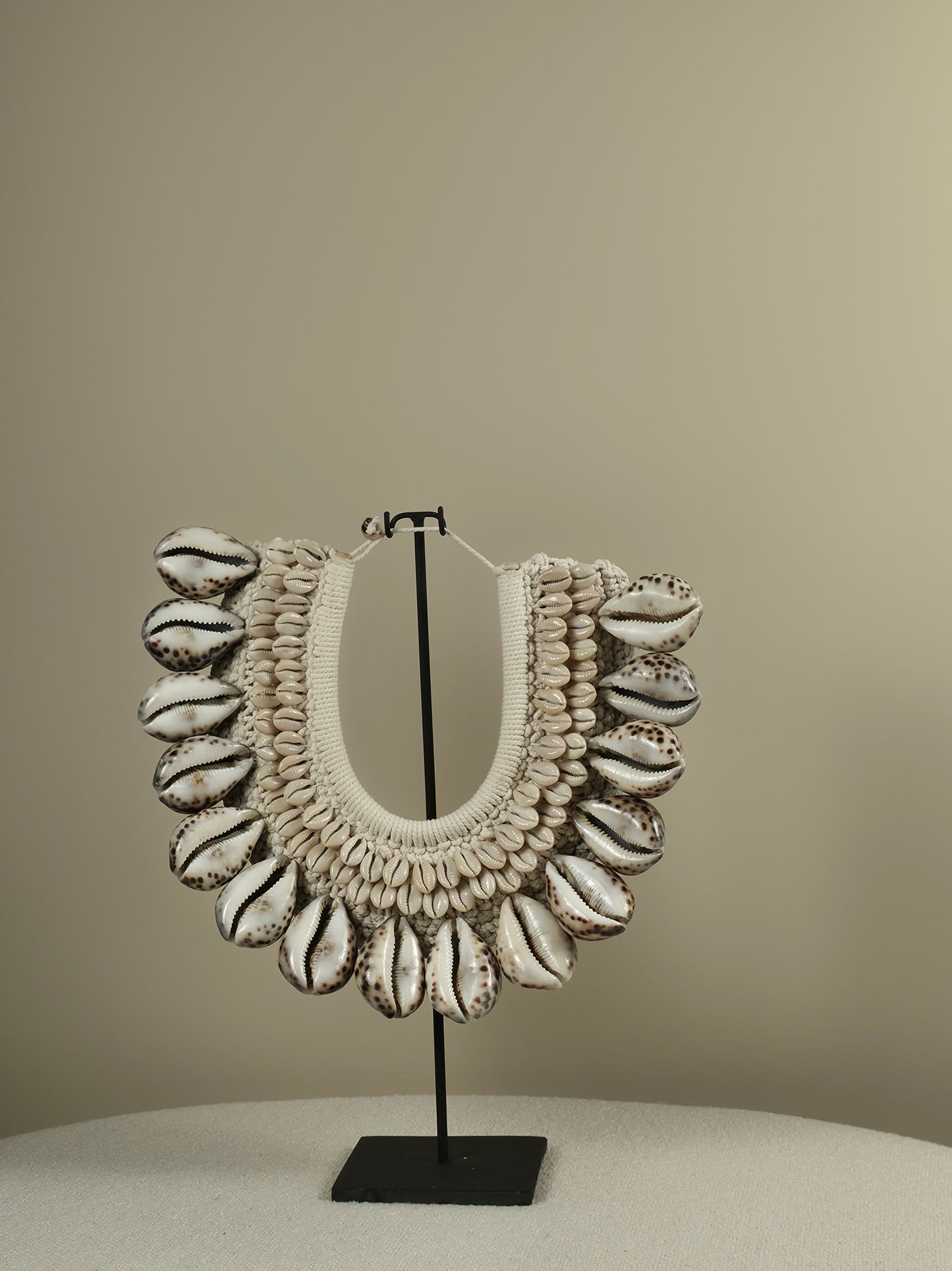 Schelpen Kraag op Standaard - Bobbi